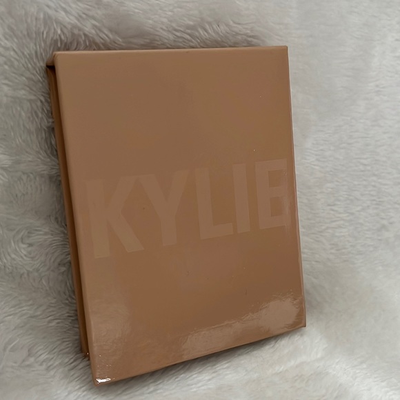 BNIB 💯% Authentic Kylie by Kylie Jenner Pressed Illuminating Powder - Picture 3 of 8
